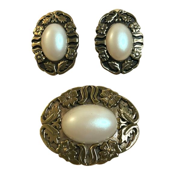 Ginnie Johansen Antique Gold Tone Off White Cabochon Brooch and Earrings Set - Picture 1 of 3